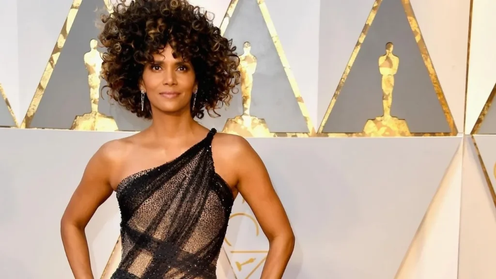 Halle Berry Ever-Changing Hairstyles and old Age-10