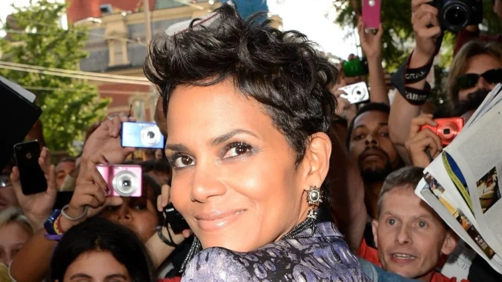 Halle Berry Ever-Changing Hairstyles and old Age-17
