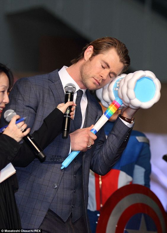 27 celebrities who hilariously trolled their fans you see-Chris Hemsworth