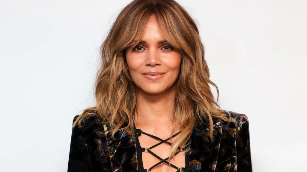 Halle Berry Ever-Changing Hairstyles and old Age-4