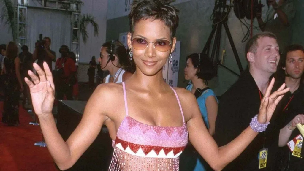 Halle Berry Ever-Changing Hairstyles and old Age-5