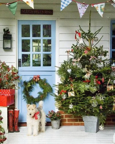 50 Best Christmas Tree Ideas to Impress Guests-Entryway patio Christmas Tree
