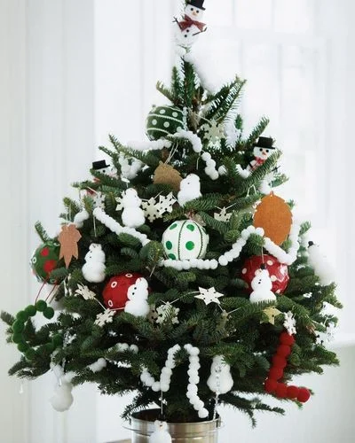 50 Best Christmas Tree Ideas to Impress Guests-Small Snowman Tree