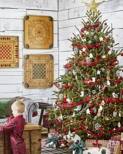 50 Best Christmas Tree Ideas to Impress Guests-Comfortable Hotel Tree