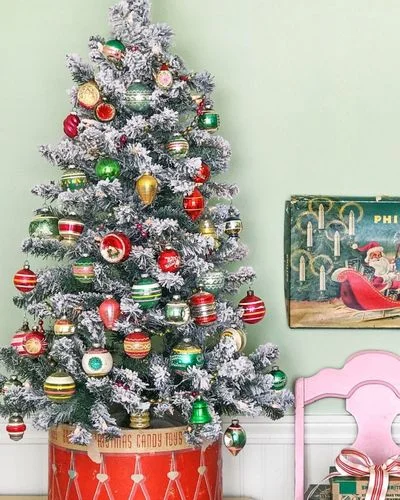 50 Best Christmas Tree Ideas to Impress Guests-Classic Small Tree