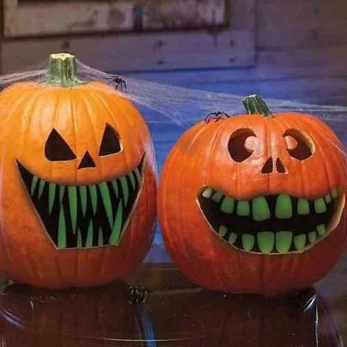 50 Best pumpkin carving ideas for Halloween and What type of pumpkin is used for Halloween?-Glow-in-the-Dark Teeth
