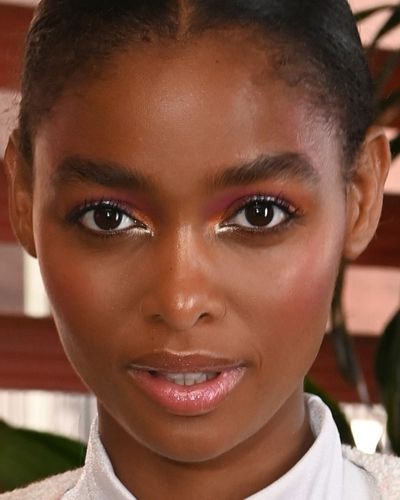 20 Black beautiful Women Thoughts for Stunning Eye Makeup & Hair Color-Black beautiful Women Blonde Highlights