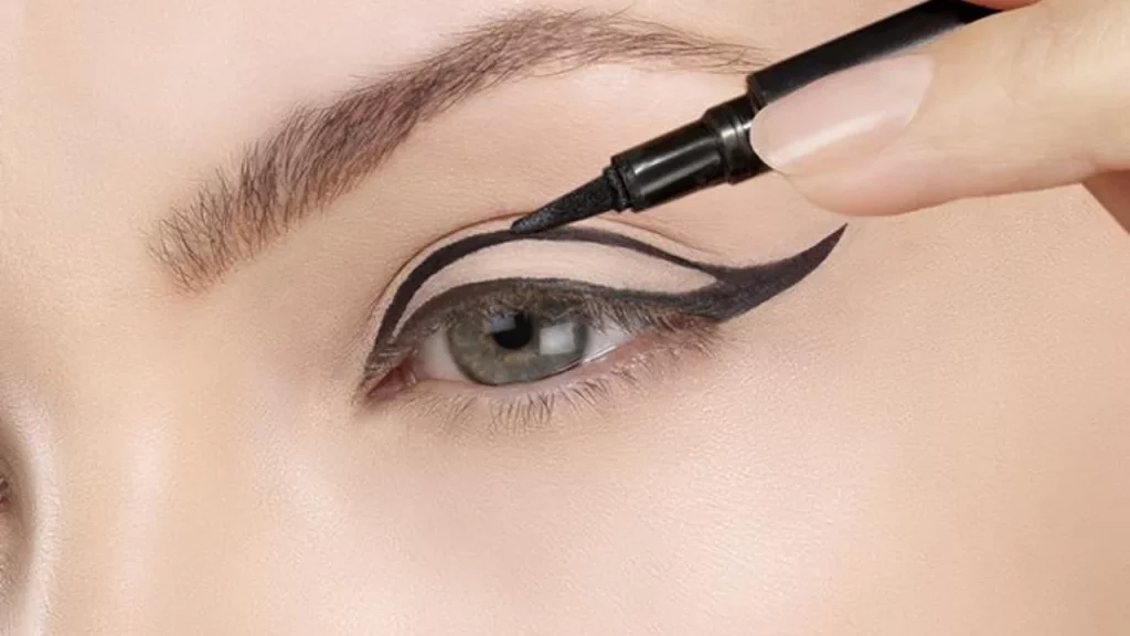 How To do best Winged Eyeliner: makeup tutorial-How To Create Winged Eyeliner With Angled Eyeliner Brush?