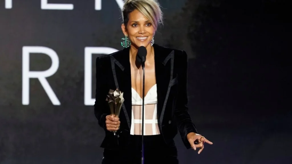 Halle Berry Ever-Changing Hairstyles and old Age-6