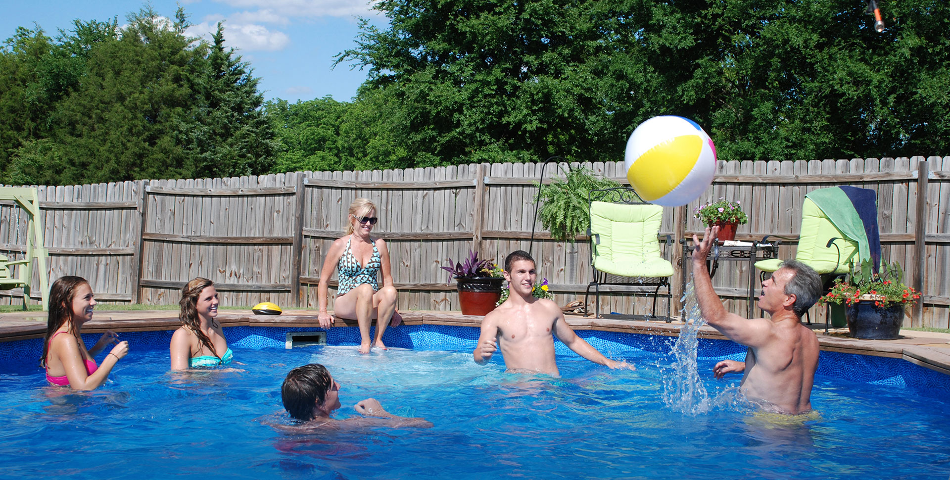 10+Mini Pool Ideas That Will Make Your Backyard the Hottest Spot.
