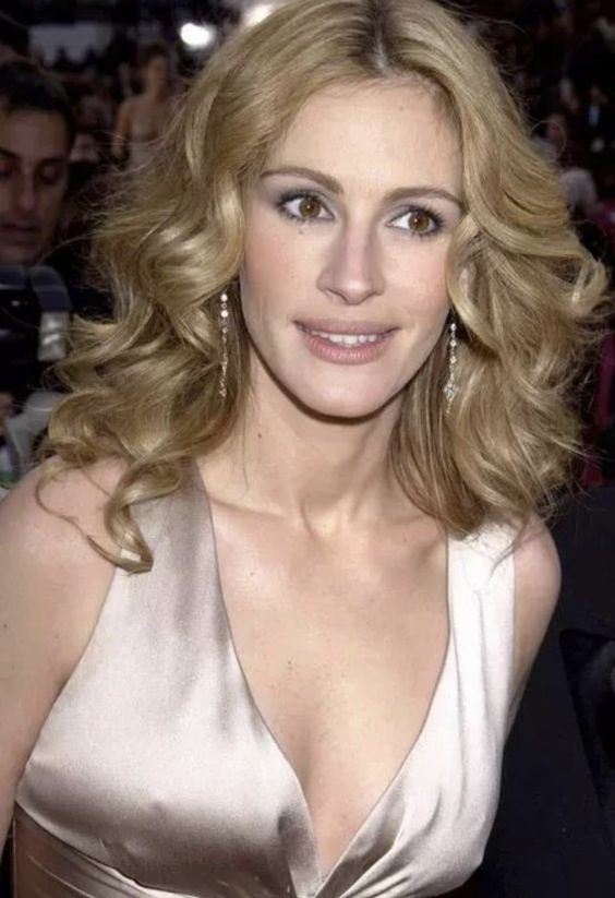 Julia Roberts Height: Unveiling the Actress's Statuesque Stature!