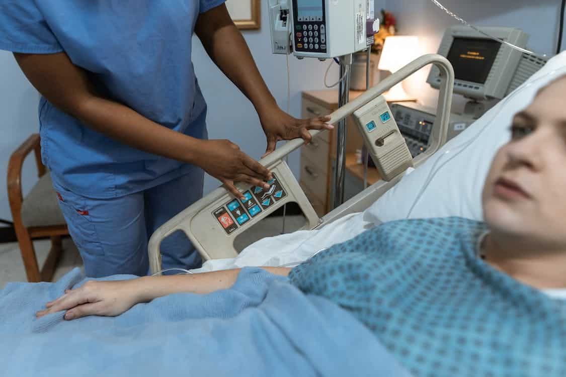 3 Weeks After Giving Birth To Twins, Mom Felt Sick – When Doctor Sees Ultrasound He Says I’m Sorry