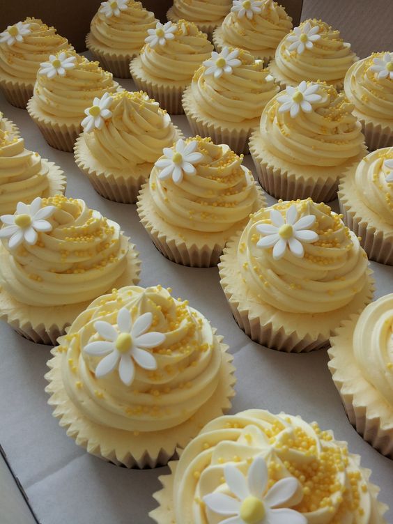 1. Classic Daisy Cupcakes